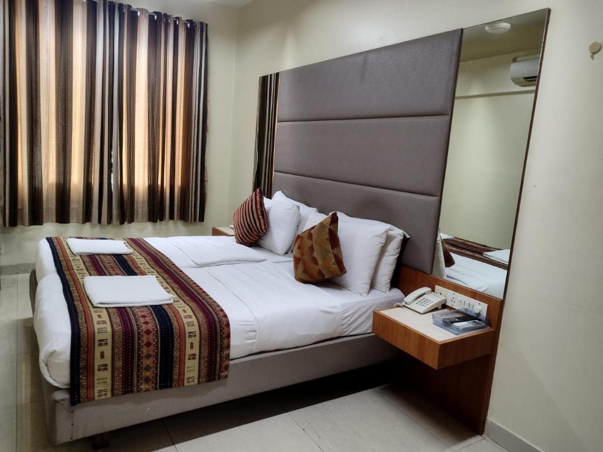 Empire Hotel มุมไบ ภายนอก รูปภาพ
